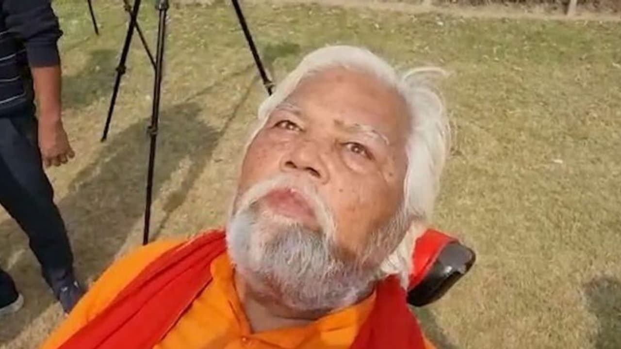 Stares at sun : കത്തുന്ന സൂര്യനെ കണ്ചിമ്മാതെ നോക്കി ഒരു മണിക്കൂര്, സംഭവിച്ചത് ഇതാണ്! Stares at sun : കത്തുന്ന സൂര്യനെ കണ്ചിമ്മാതെ നോക്കി ഒരു മണിക്കൂര്, സംഭവിച്ചത് ഇതാണ്!