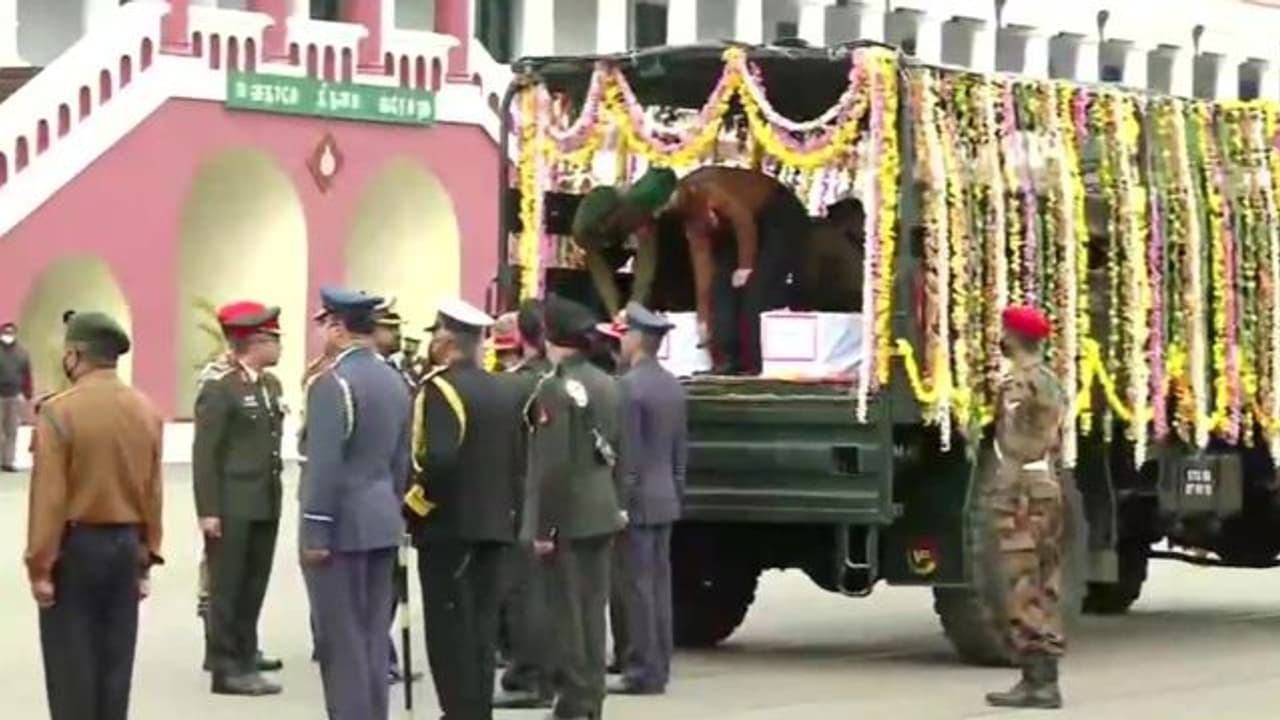 Helicopter Clash:உதகையில் நாளை கடைகள் அடைப்பு.. உயிரிழந்த இராணுவ வீரர்களுக்கு அஞ்சலி.. Helicopter Clash:உதகையில் நாளை கடைகள் அடைப்பு.. உயிரிழந்த இராணுவ வீரர்களுக்கு அஞ்சலி..