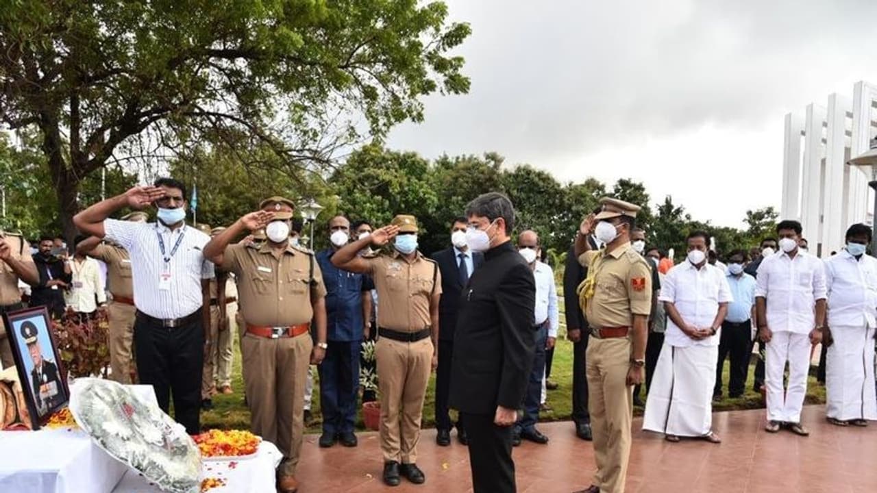 CDS Bipin Rawat:ஆளுநர் ஆர்.என்.ரவி அஞ்சலி.. ஒன்றாக பணியாற்றிய தருணங்களை பகிர்ந்துக்கொண்டு உருக்கம்.. CDS Bipin Rawat:ஆளுநர் ஆர்.என்.ரவி அஞ்சலி.. ஒன்றாக பணியாற்றிய தருணங்களை பகிர்ந்துக்கொண்டு உருக்கம்..