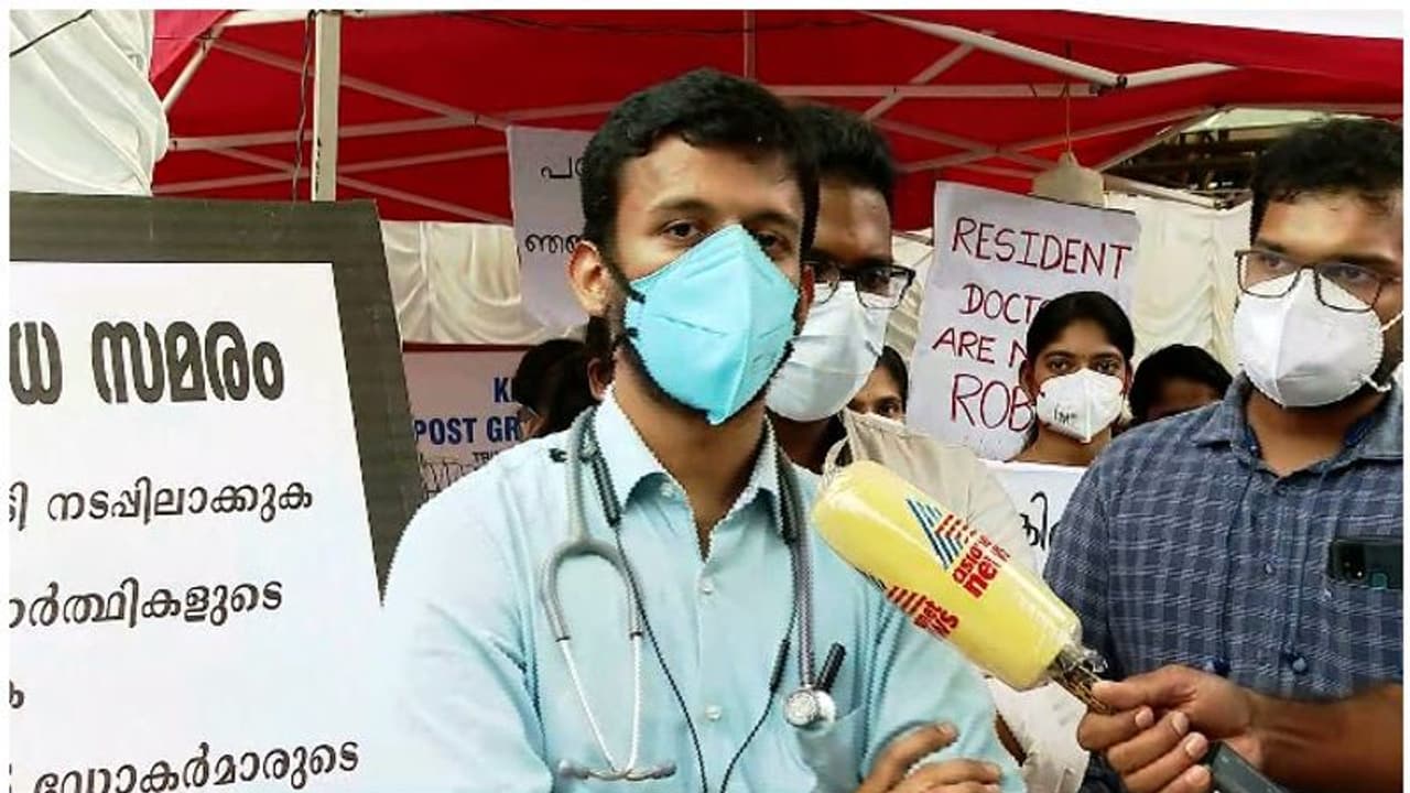 Doctors Strike : സമരത്തിൽ നിന്ന് പിന്നോട്ടില്ല; നാളെ മുതൽ എമർജൻസി ഡ്യൂട്ടി ബഹിഷ്കരണമെന്നും പി ജി ഡോക്ടർമാർ
