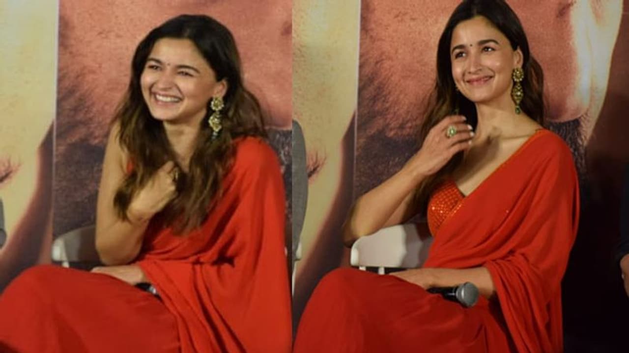 Alia Bhatt उस वक्त हो गई शर्म से लाल, जब R अक्षर को लेकर पूछा गया ये सवाल Alia Bhatt उस वक्त हो गई शर्म से लाल, जब R अक्षर को लेकर पूछा गया ये सवाल