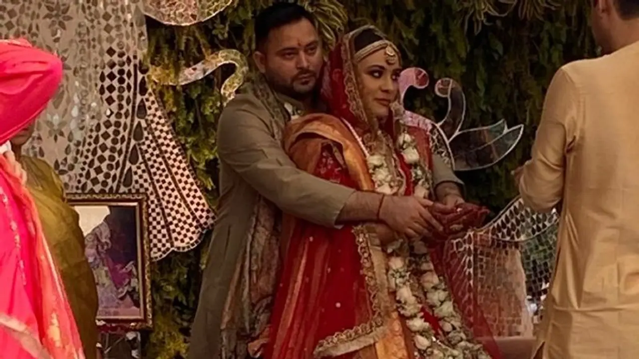 Tejashwi's Wedding: বান্ধবীর সঙ্গে সাতপাকে বাধা পড়লেন তেজস্বী যাদব, কে RJD নেতার স্ত্রী Tejashwi's Wedding: বান্ধবীর সঙ্গে সাতপাকে বাধা পড়লেন তেজস্বী যাদব, কে RJD নেতার স্ত্রী