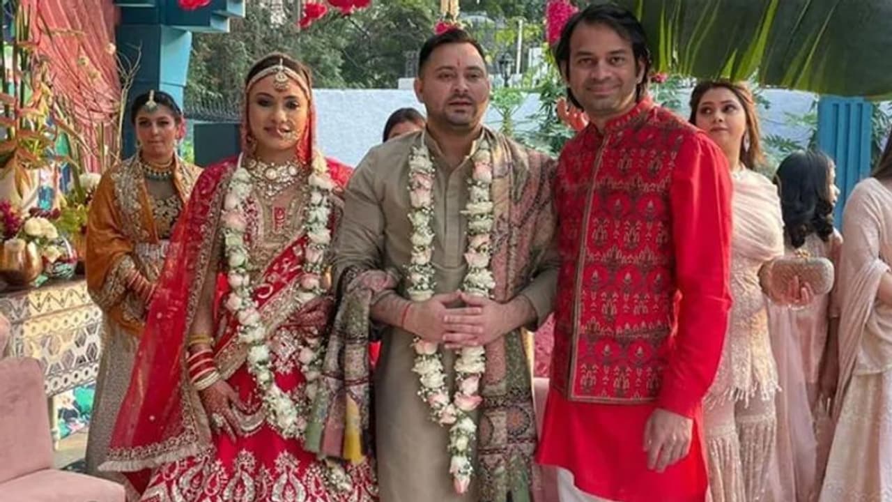 तेज प्रताप से पूछा Tejashwi Yadav की दुल्हन का नाम, तो चिढ़ गए..बोले जेठ हूं छोटी बहू का नाम नहीं ले सकता हूं तेज प्रताप से पूछा Tejashwi Yadav की दुल्हन का नाम, तो चिढ़ गए..बोले जेठ हूं छोटी बहू का नाम नहीं ले सकता हूं