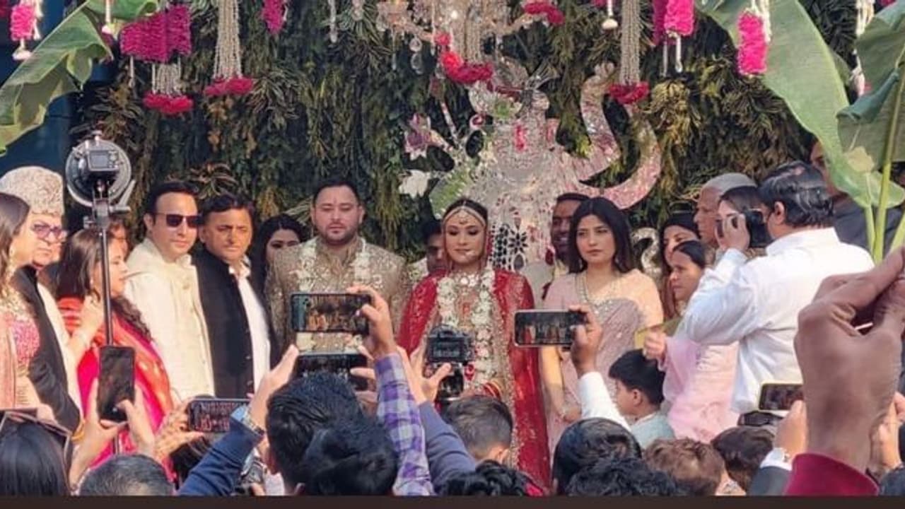 'ഒരു പെണ്കുട്ടിയുമായി ഡേറ്റിംഗില്,അവള് ക്രിസ്ത്യനാണ്';പ്രണയം അച്ഛനോട് പറഞ്ഞപ്പോള്, തുറന്ന് പറഞ്ഞത് തേജ്വസി 'ഒരു പെണ്കുട്ടിയുമായി ഡേറ്റിംഗില്,അവള് ക്രിസ്ത്യനാണ്';പ്രണയം അച്ഛനോട് പറഞ്ഞപ്പോള്, തുറന്ന് പറഞ്ഞത് തേജ്വസി