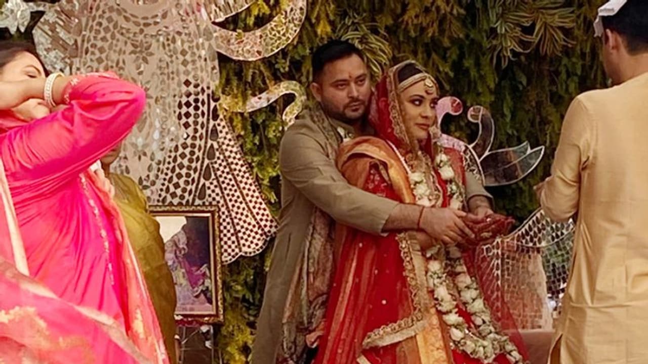 Tejaswi Yadav Marriage: भाई तेजस्वी की शादी में नहीं पहुंच पाईं बहन रोहिणी, तस्वीर शेयर कर यूं दिया आशीर्वाद Tejaswi Yadav Marriage: भाई तेजस्वी की शादी में नहीं पहुंच पाईं बहन रोहिणी, तस्वीर शेयर कर यूं दिया आशीर्वाद