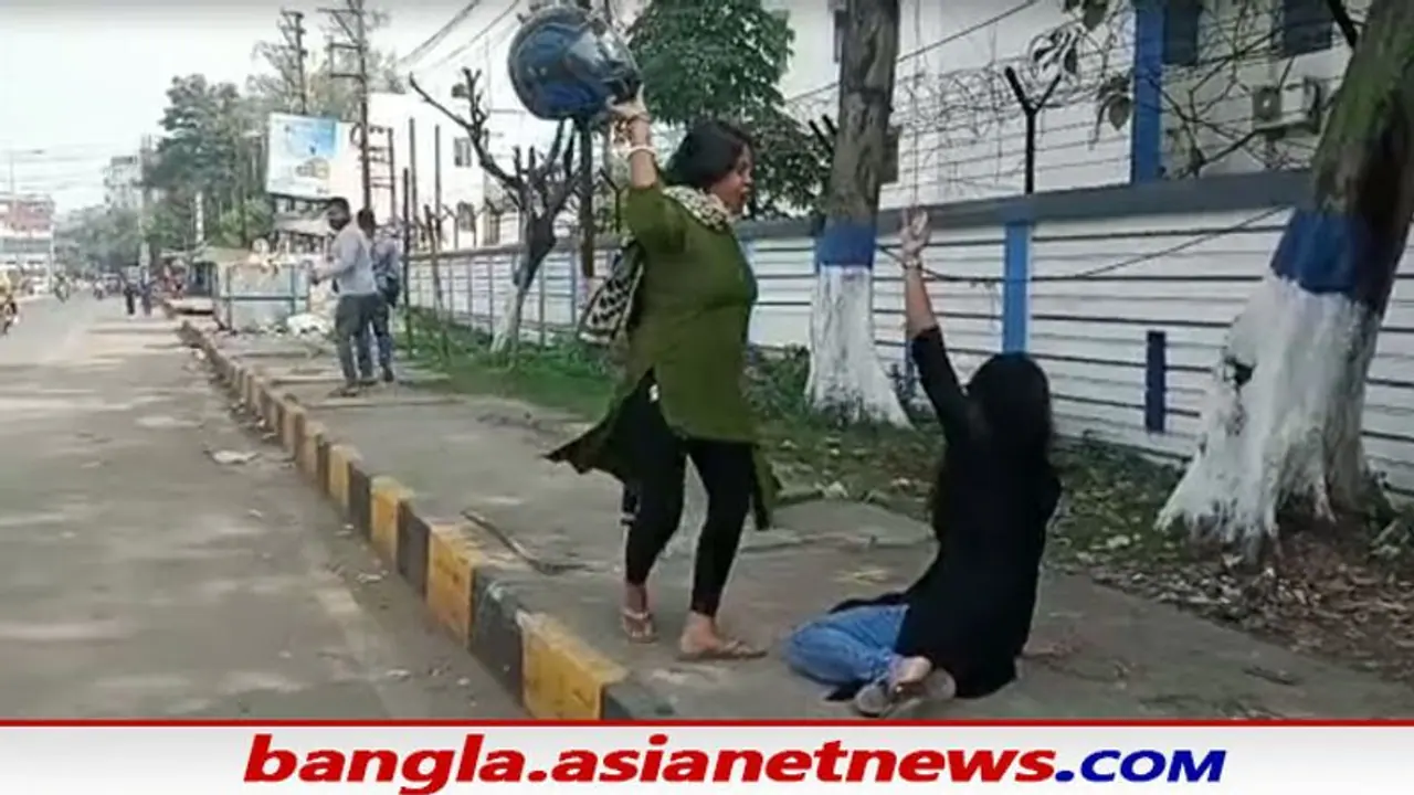 Extramarital Love:পরকীয়ার জের, প্রকাশ্য রাস্তায় মহিলাকে বেধড়ক মার, চলল লাথি অকথ্য গালিগালাজ