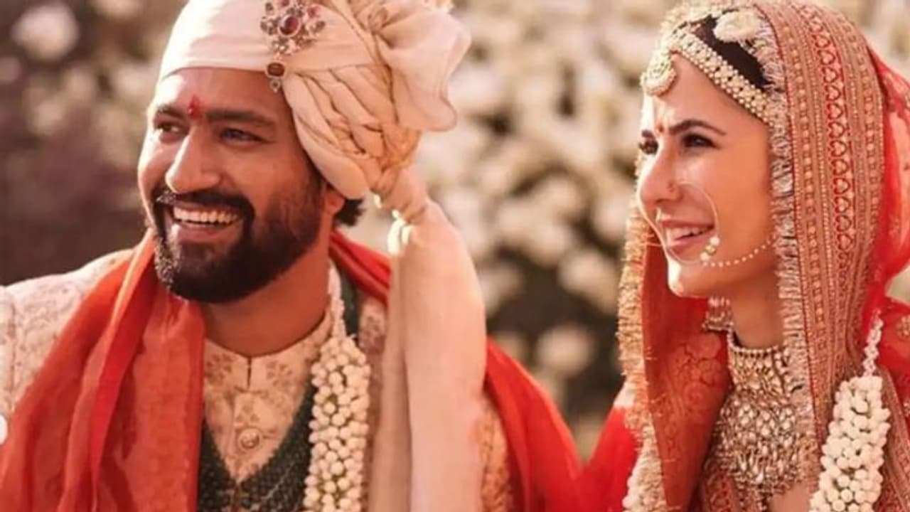 शादी के बाद Katrina Kaif Vicky Kaushal की रिसेप्शन पार्टी, म्यूजिक मस्ती के साथ परोसा गया शाही भोजन ! शादी के बाद Katrina Kaif Vicky Kaushal की रिसेप्शन पार्टी, म्यूजिक मस्ती के साथ परोसा गया शाही भोजन !
