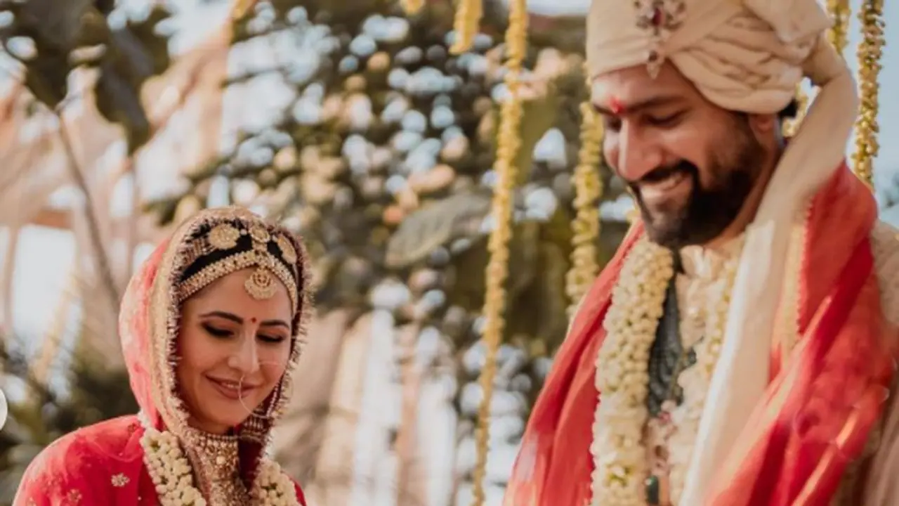 Katrina Vicky Wedding: লেডি ডায়নার স্টাইলে ক্যাটের এঙ্গেজমেন্ট রিং, হীরের এই আংটির দাম কত Katrina Vicky Wedding: লেডি ডায়নার স্টাইলে ক্যাটের এঙ্গেজমেন্ট রিং, হীরের এই আংটির দাম কত