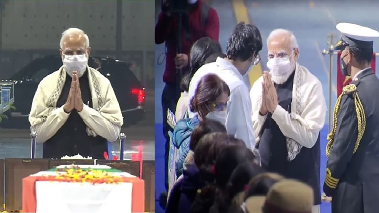 Bipin Rawat Death ಹೆಲಿಕಾಪ್ಟರ್ ಅಪಘಾತದಲ್ಲಿ ಮಡಿದ 13 ಸೇನಾಧಿಕಾರಿಗಳಿಗೆ ಮೋದಿ ಗೌರವ ನಮನ! Bipin Rawat Death ಹೆಲಿಕಾಪ್ಟರ್ ಅಪಘಾತದಲ್ಲಿ ಮಡಿದ 13 ಸೇನಾಧಿಕಾರಿಗಳಿಗೆ ಮೋದಿ ಗೌರವ ನಮನ!