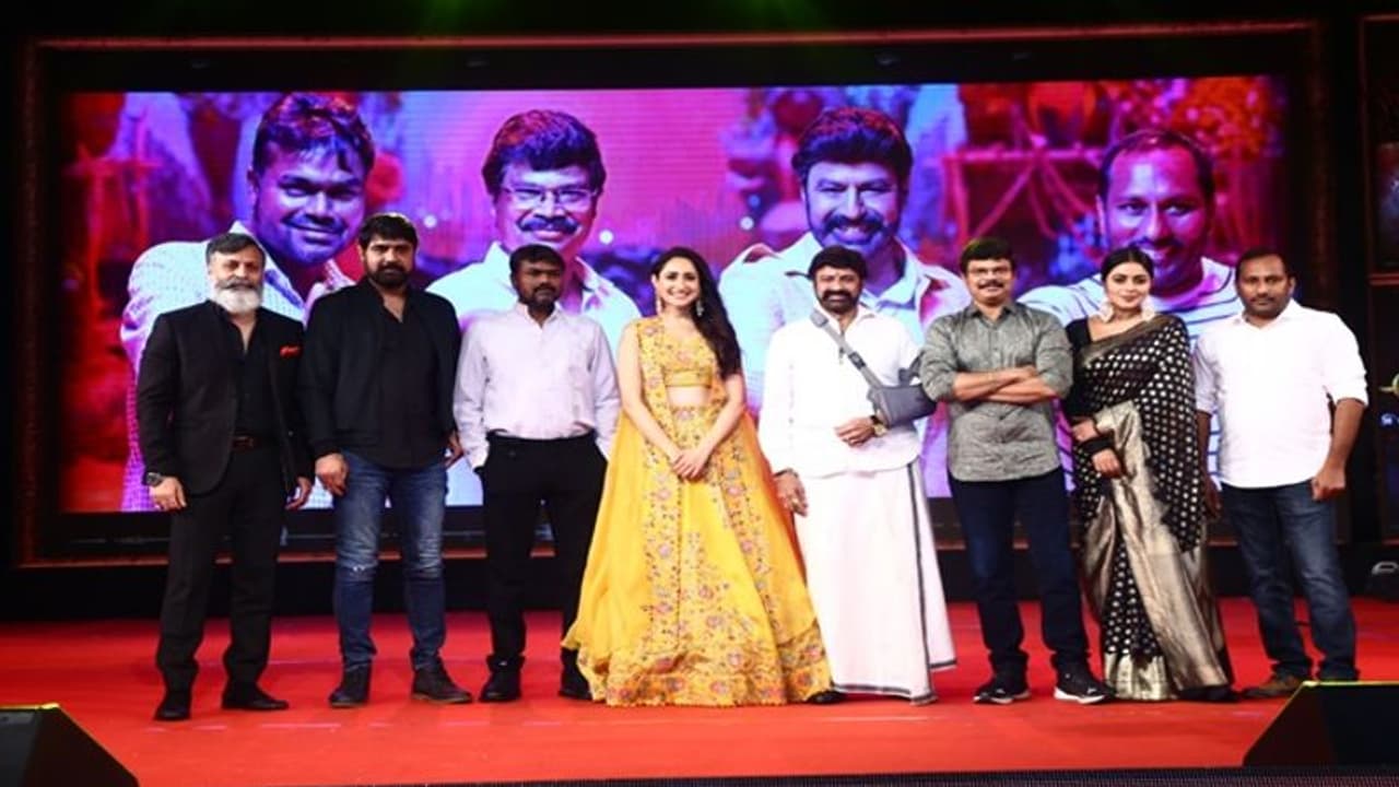 బోయపాటి ఎప్పుడూ నాకు పూర్తి కథ చెప్పలేదు.. అఖండ విజయోత్సవ జాతరలో బాలయ్య