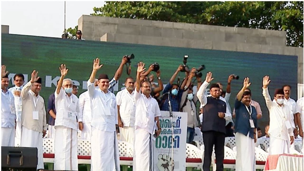 Muslim League : കോഴിക്കോട്ടെ വഖഫ് സമ്മേളനം; മുസ്ലിം ലീഗ് നേതാക്കൾക്കെതിരെ കേസ് Muslim League : കോഴിക്കോട്ടെ വഖഫ് സമ്മേളനം; മുസ്ലിം ലീഗ് നേതാക്കൾക്കെതിരെ കേസ്