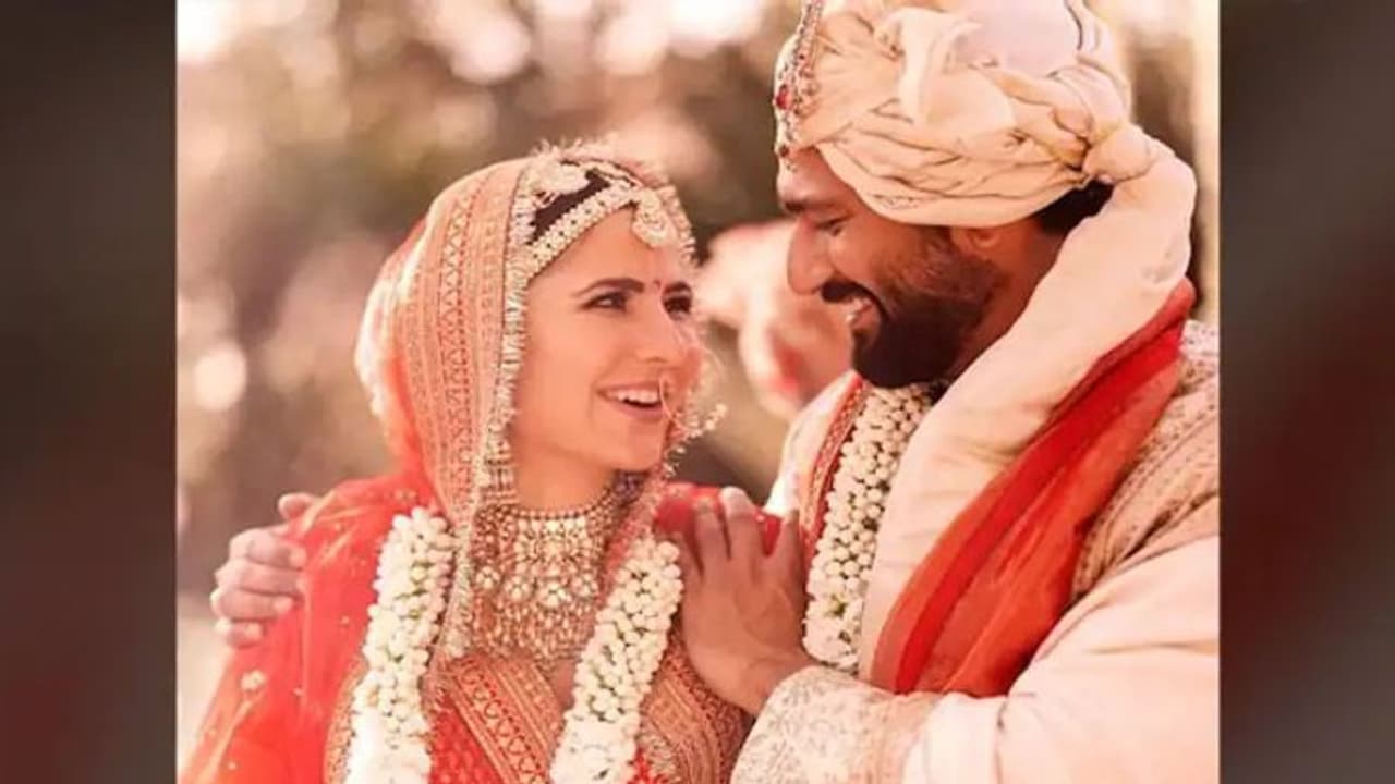 Katrina Kaif और Vicky Kaushal अभी नहीं लौटेंगे मुंबई, एयरपोर्ट से सीधे रवाना होंगे हनीमून डेस्टिनेशन ! Katrina Kaif और Vicky Kaushal अभी नहीं लौटेंगे मुंबई, एयरपोर्ट से सीधे रवाना होंगे हनीमून डेस्टिनेशन !