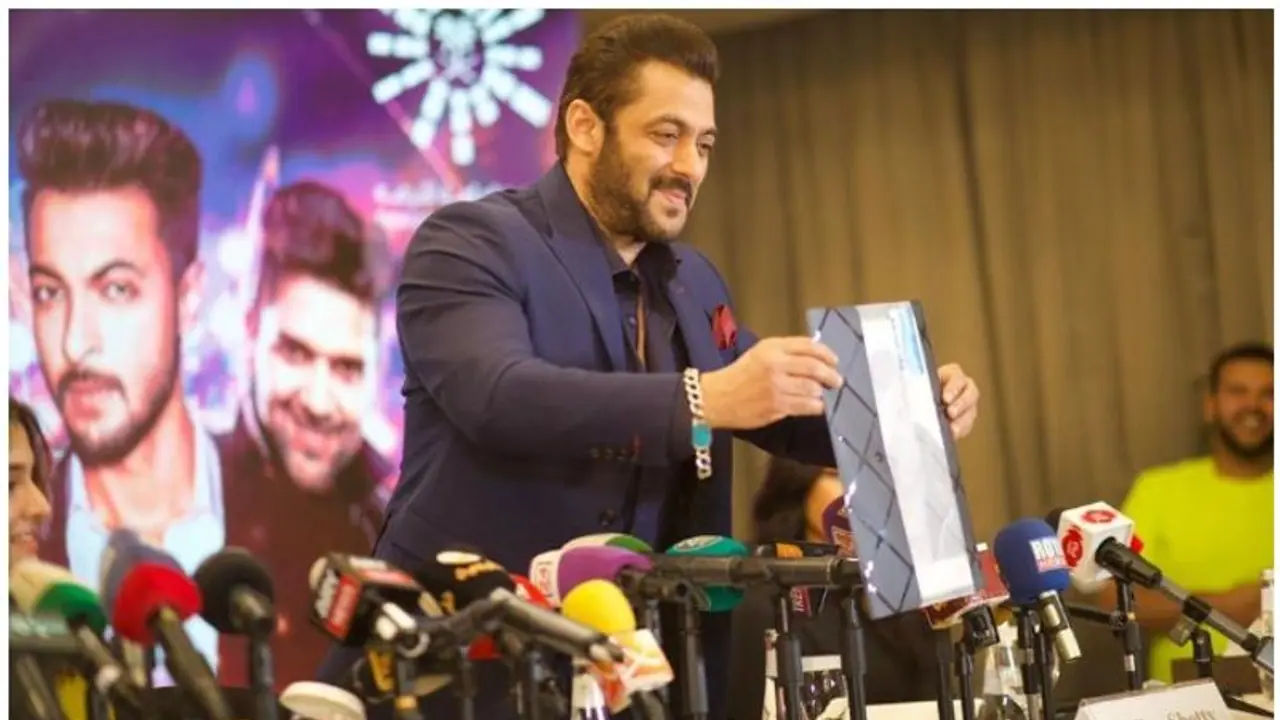 Salman Khan at Riyadh: Dabangg star shines in UAE; shares special moment (Watch) Salman Khan at Riyadh: Dabangg star shines in UAE; shares special moment (Watch)