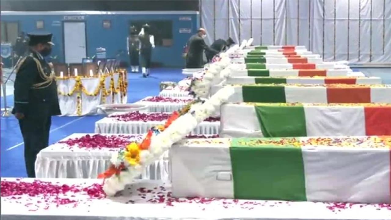 आज 'अंतिम सफर' पर निकलेंगे जनरल बिपिन रावत, कैंट बराड़ चौक पर होगा अंतिम संस्कार आज 'अंतिम सफर' पर निकलेंगे जनरल बिपिन रावत, कैंट बराड़ चौक पर होगा अंतिम संस्कार