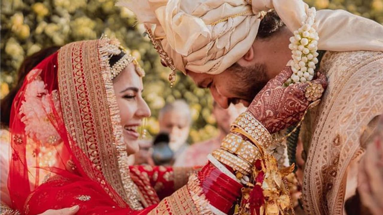 Katrina Kaif ने Vicky Kaushal के लिए सुहाग के जोड़े लाल दुपट्टे को दिया पंजाबी टच, इसलिए है खास Katrina Kaif ने Vicky Kaushal के लिए सुहाग के जोड़े लाल दुपट्टे को दिया पंजाबी टच, इसलिए है खास