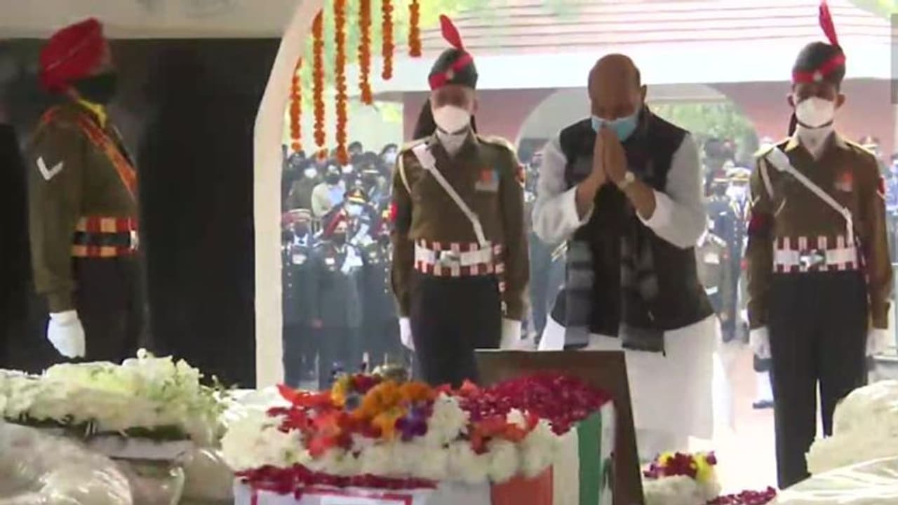 Bipin Rawat: ప్రారంభమైన అంతిమయాత్ర.. రావత్కు 17 గన్ సెల్యూట్, అంత్యక్రియల్లో 800 మంది సిబ్బంది Bipin Rawat: ప్రారంభమైన అంతిమయాత్ర.. రావత్కు 17 గన్ సెల్యూట్, అంత్యక్రియల్లో 800 మంది సిబ్బంది