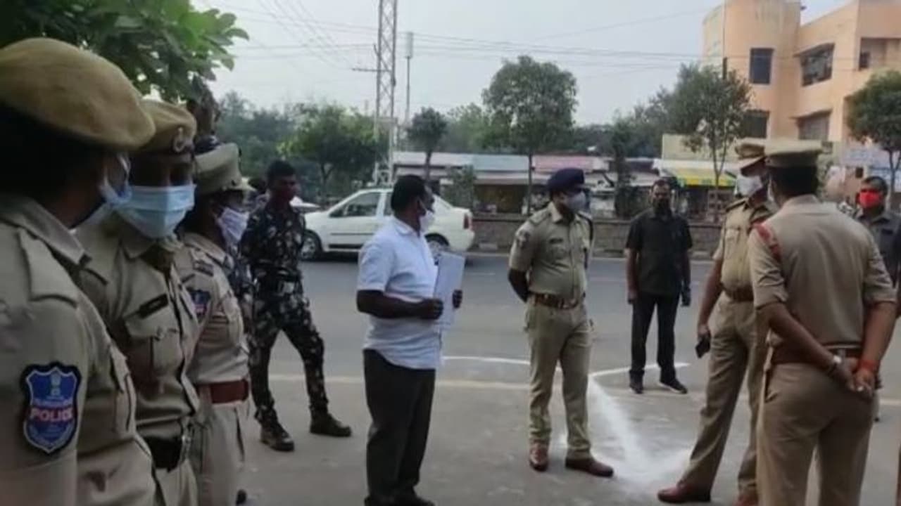 Telangana MLC Elections 2021: కరీంనగర్ లో ఉత్కంఠ... భారీ పోలీస్ బందోబస్తు మధ్య పోలింగ్ (వీడియో)