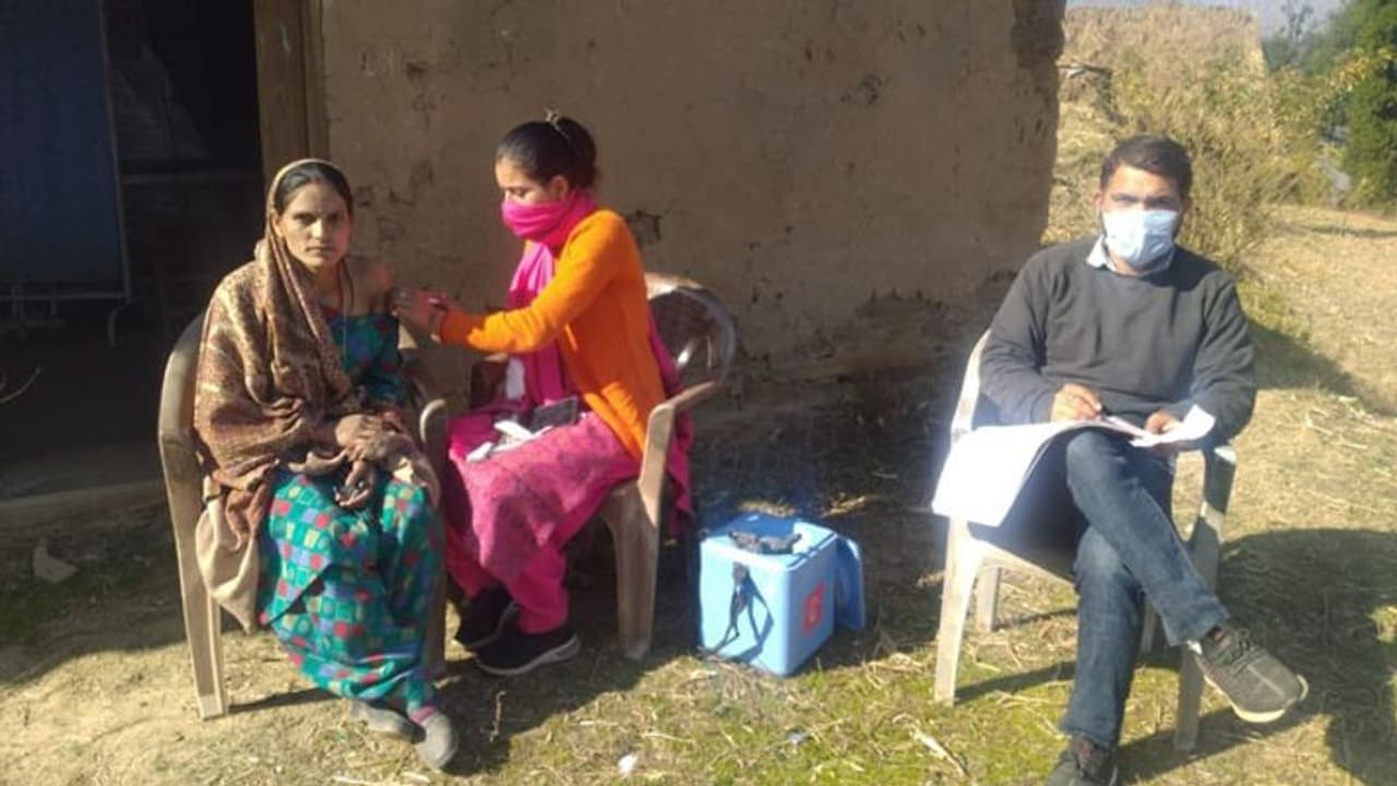 Corona Vaccination: ओमिक्रोन के खतरे के बीच देश में वैक्सीनेशन का आंकड़ा 131.18 Cr के पार Corona Vaccination: ओमिक्रोन के खतरे के बीच देश में वैक्सीनेशन का आंकड़ा 131.18 Cr के पार