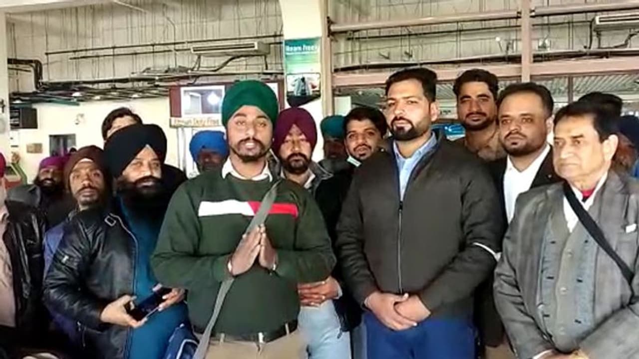 Operation Devi Shakti: गुरु ग्रंथ साहिब के दो पवित्र स्वरूप लेकर सिख डेलिगेशन अफगानिस्तान से भारत पहुंचा Operation Devi Shakti: गुरु ग्रंथ साहिब के दो पवित्र स्वरूप लेकर सिख डेलिगेशन अफगानिस्तान से भारत पहुंचा