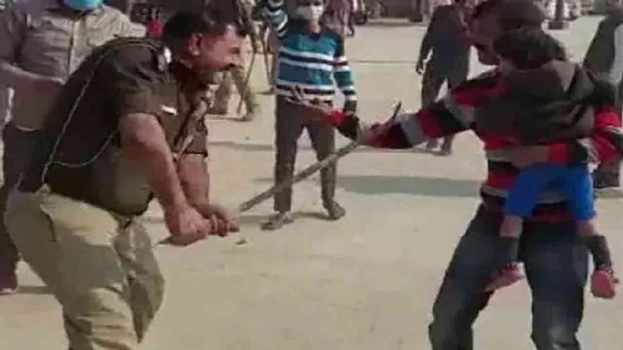 UP: చేతిలో బిడ్డ ఉన్నా.. కనికరం లేకుండా కొట్టిన పోలీసు.. UP: చేతిలో బిడ్డ ఉన్నా.. కనికరం లేకుండా కొట్టిన పోలీసు..