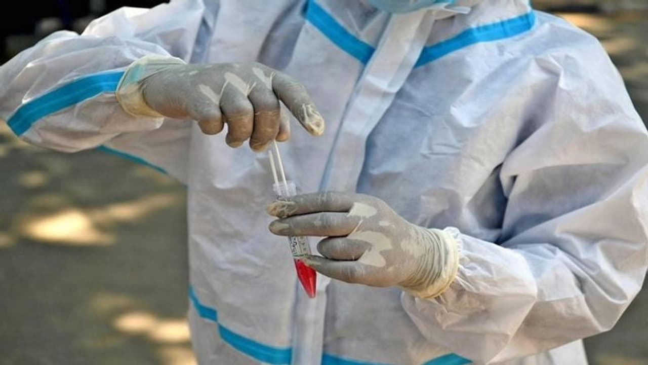 భారత్లో ఒమిక్రాన్ టెన్షన్... గుజరాత్లో కొత్తగా రెండు కేసులు, దేశంలో 25కి చేరిన సంఖ్య భారత్లో ఒమిక్రాన్ టెన్షన్... గుజరాత్లో కొత్తగా రెండు కేసులు, దేశంలో 25కి చేరిన సంఖ్య