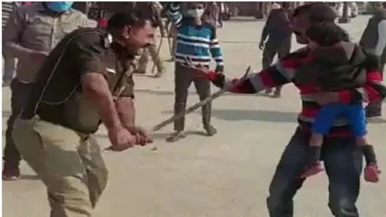 Viral Video: ভাইরাল ভিডিও অস্বস্তি বাড়াল যোগী সরকারের, বরখাস্ত পুলিশ কর্তা Viral Video: ভাইরাল ভিডিও অস্বস্তি বাড়াল যোগী সরকারের, বরখাস্ত পুলিশ কর্তা