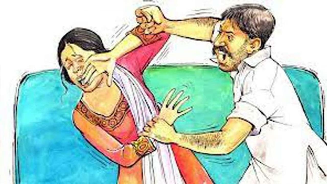 चुनाव हारने के बाद पूर्व प्रधान के बेटे ने की महिला से अभद्रता, तलाश रही है पुलिस चुनाव हारने के बाद पूर्व प्रधान के बेटे ने की महिला से अभद्रता, तलाश रही है पुलिस