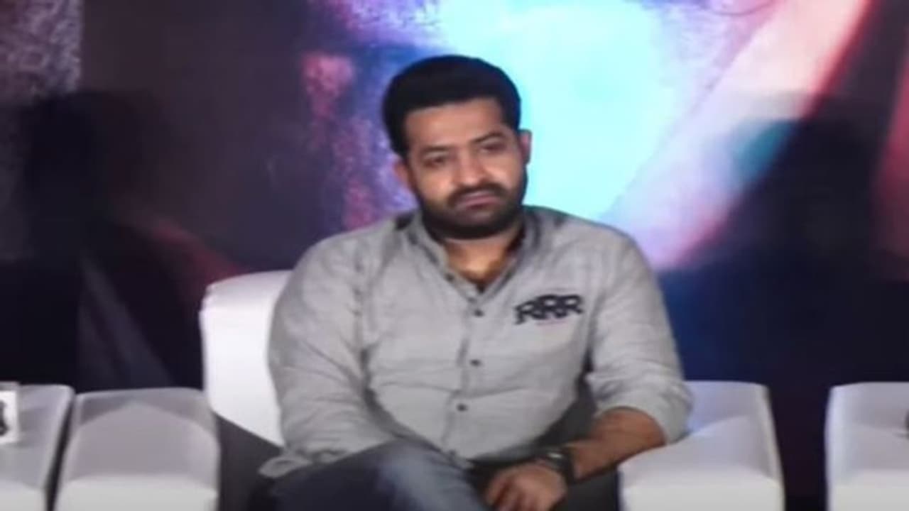 ఎమోషనల్ మూమెంట్.. RRR వేదికపై పునీత్ రాజ్ కుమార్ పాట పాడిన ఎన్టీఆర్ ఎమోషనల్ మూమెంట్.. RRR వేదికపై పునీత్ రాజ్ కుమార్ పాట పాడిన ఎన్టీఆర్