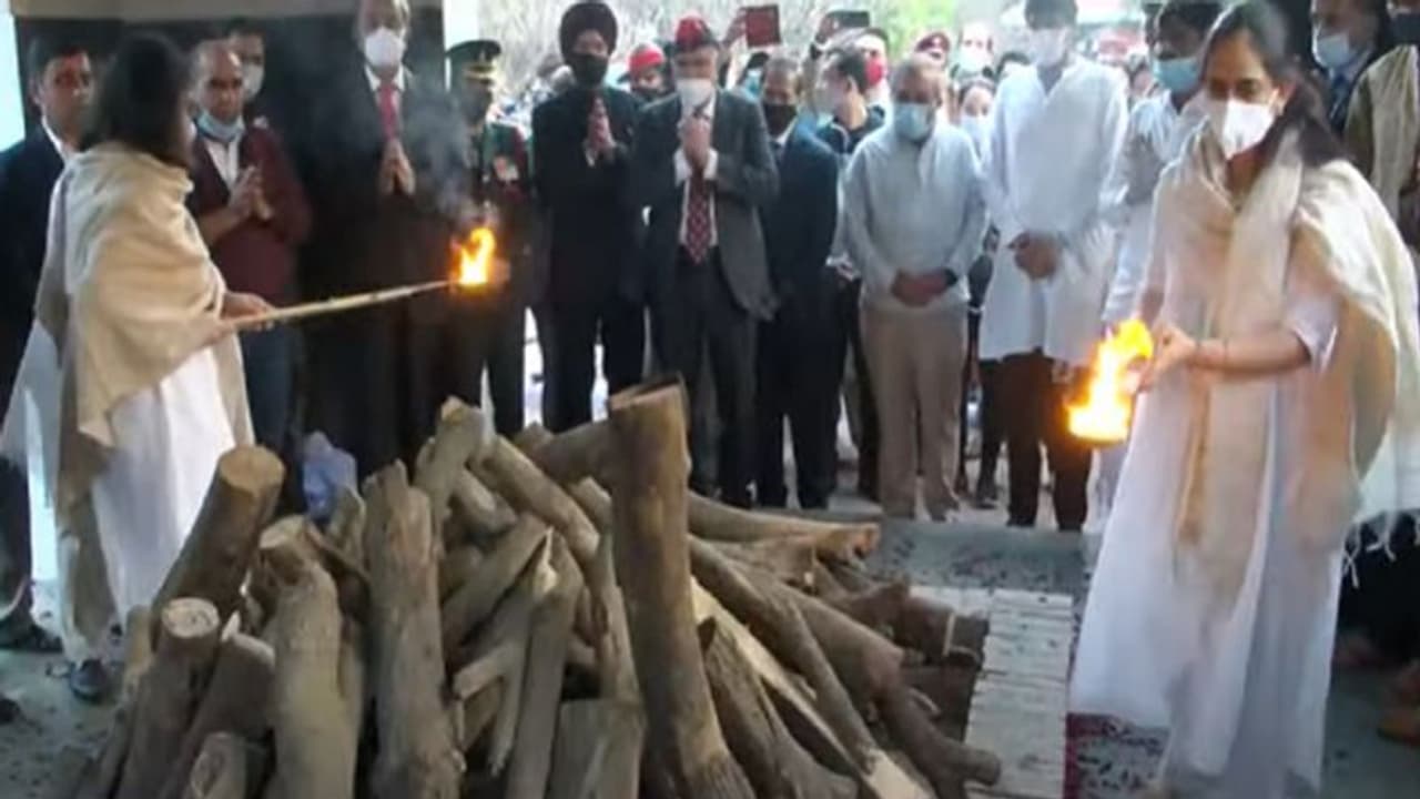 Bipin Rawat Funeral: ಒಂದೇ ಚಿತೆಯಲ್ಲಿಟ್ಟು ರಾವತ್ ದಂಪತಿ ಅಂತ್ಯಸಂಸ್ಕಾರ: ಚಿತೆಗೆ ಪುತ್ರಿಯರಿಂದ ಅಗ್ನಿಸ್ಪರ್ಶ Bipin Rawat Funeral: ಒಂದೇ ಚಿತೆಯಲ್ಲಿಟ್ಟು ರಾವತ್ ದಂಪತಿ ಅಂತ್ಯಸಂಸ್ಕಾರ: ಚಿತೆಗೆ ಪುತ್ರಿಯರಿಂದ ಅಗ್ನಿಸ್ಪರ್ಶ