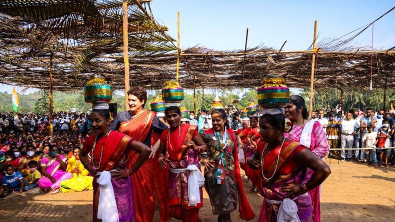 CDS की अंतिम विदाई के वक्त कांग्रेस ने डाला प्रियंका गांधी के डांस का वीडियो, यूजर्स बोले आज तो शोक मना लेते CDS की अंतिम विदाई के वक्त कांग्रेस ने डाला प्रियंका गांधी के डांस का वीडियो, यूजर्स बोले आज तो शोक मना लेते