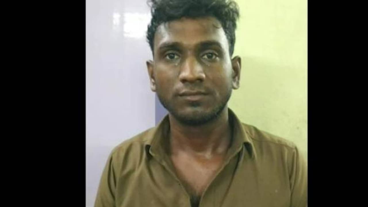 ஓடும் பேருந்தில் பாலியல் தொல்லை..! தொடரும் பேருந்து கொடூரங்கள் ஓடும் பேருந்தில் பாலியல் தொல்லை..! தொடரும் பேருந்து கொடூரங்கள்