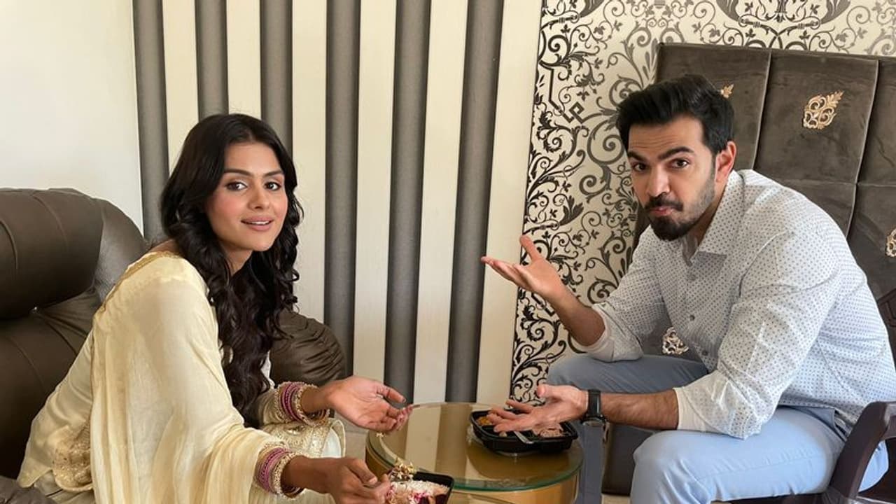 Serial Udaariyaan:'উদারিয়া' র সেটে প্রিয়াঙ্কা করণের অফস্ক্রিন খুনসুটি Serial Udaariyaan:'উদারিয়া' র সেটে প্রিয়াঙ্কা করণের অফস্ক্রিন খুনসুটি