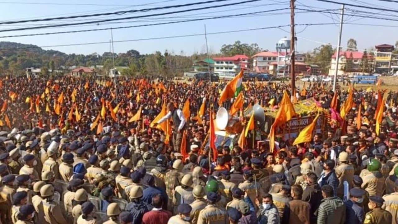 Himachal Pradesh : आखिरकार झुकी जयराम सरकार, सामान्य वर्ग आयोग के गठन का ऐलान, गंगाजल छिड़क खत्म हुआ प्रदर्शन Himachal Pradesh : आखिरकार झुकी जयराम सरकार, सामान्य वर्ग आयोग के गठन का ऐलान, गंगाजल छिड़क खत्म हुआ प्रदर्शन