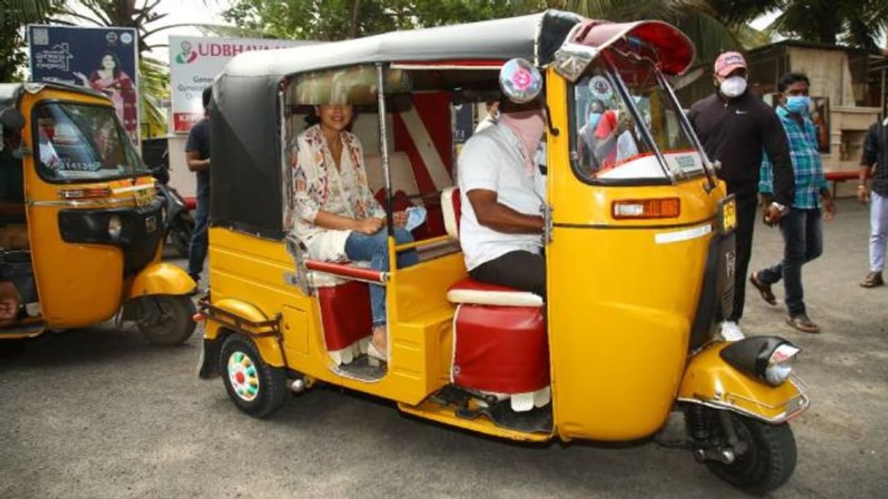 Gamanam : ஆட்டோவில் தியேட்டருக்கு சர்ப்ரைஸ் விசிட் அடித்த சூப்பர்ஸ்டார் பட ஹீரோயின் வைரலாகும் புகைப்படம் Gamanam : ஆட்டோவில் தியேட்டருக்கு சர்ப்ரைஸ் விசிட் அடித்த சூப்பர்ஸ்டார் பட ஹீரோயின் வைரலாகும் புகைப்படம்