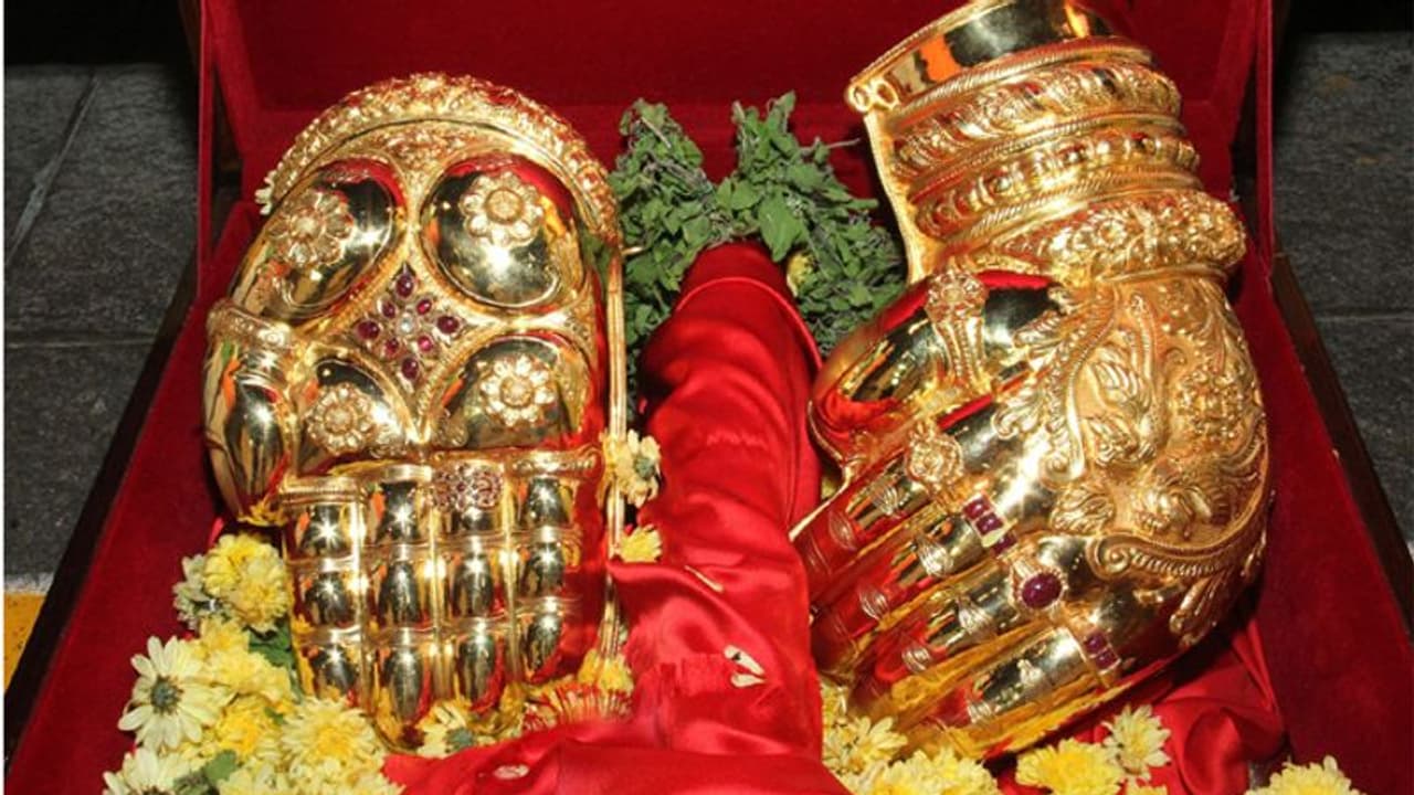 శ్రీవారికి వజ్రాలు, కెంపులు పొదిగిన బంగారు వరద కటి హస్తాలు విరాళం.. విలువ రూ.3 కోట్ల పైనే శ్రీవారికి వజ్రాలు, కెంపులు పొదిగిన బంగారు వరద కటి హస్తాలు విరాళం.. విలువ రూ.3 కోట్ల పైనే