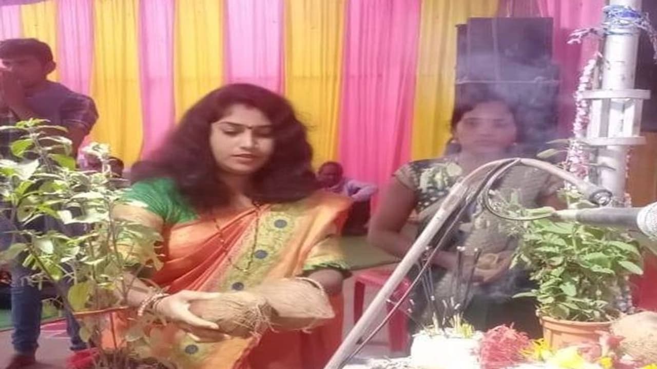 Chhattisgarh : पति ने कर्ज लेकर पत्नी को चुनाव में उतारा, हार मिली तो करने लगा पिटाई, कहा मुझे तलाक चाहिए Chhattisgarh : पति ने कर्ज लेकर पत्नी को चुनाव में उतारा, हार मिली तो करने लगा पिटाई, कहा मुझे तलाक चाहिए