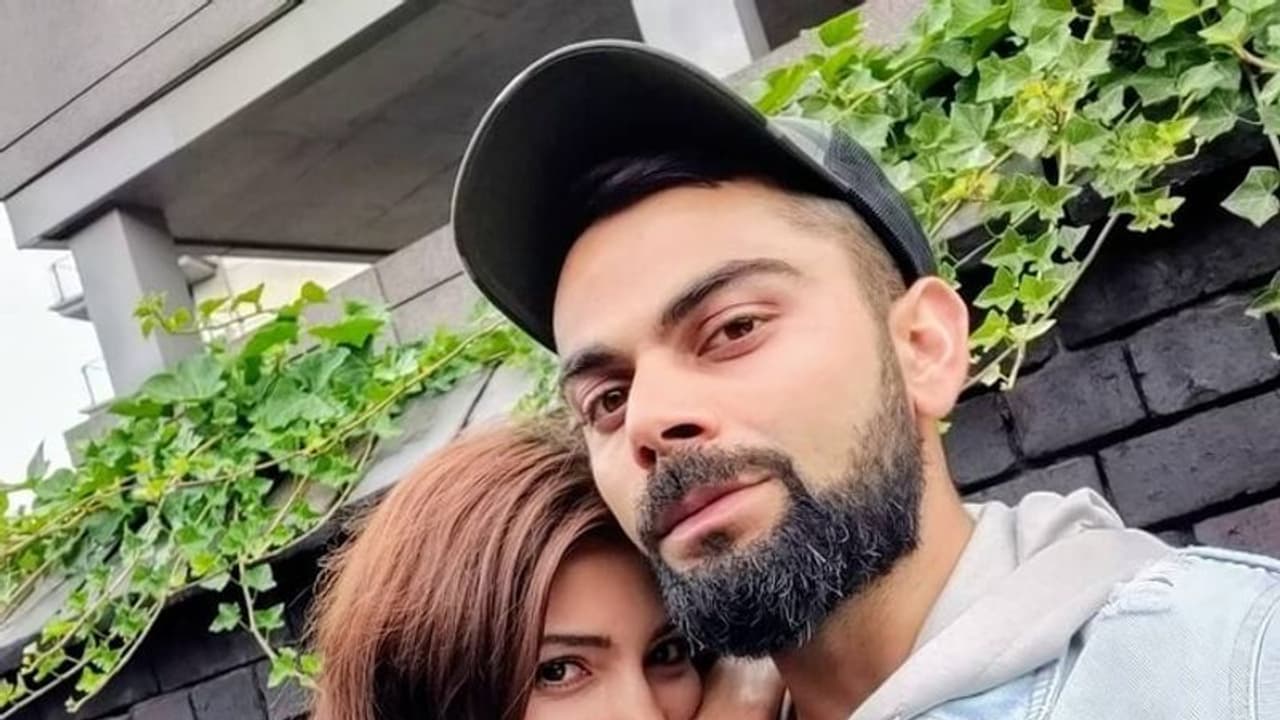 ಯಾವುದೇ ಭದ್ರತೆ ಇಲ್ಲದೆ ಗಲ್ಲಿ ಗಲ್ಲಿಯಲ್ಲಿ ವಿರುಷ್ಕಾ ದಂಪತಿಯ ಸ್ಕೂಟಿ ರೈಡ್, ವಿಡಿಯೋ ವೈರಲ್! ಯಾವುದೇ ಭದ್ರತೆ ಇಲ್ಲದೆ ಗಲ್ಲಿ ಗಲ್ಲಿಯಲ್ಲಿ ವಿರುಷ್ಕಾ ದಂಪತಿಯ ಸ್ಕೂಟಿ ರೈಡ್, ವಿಡಿಯೋ ವೈರಲ್!