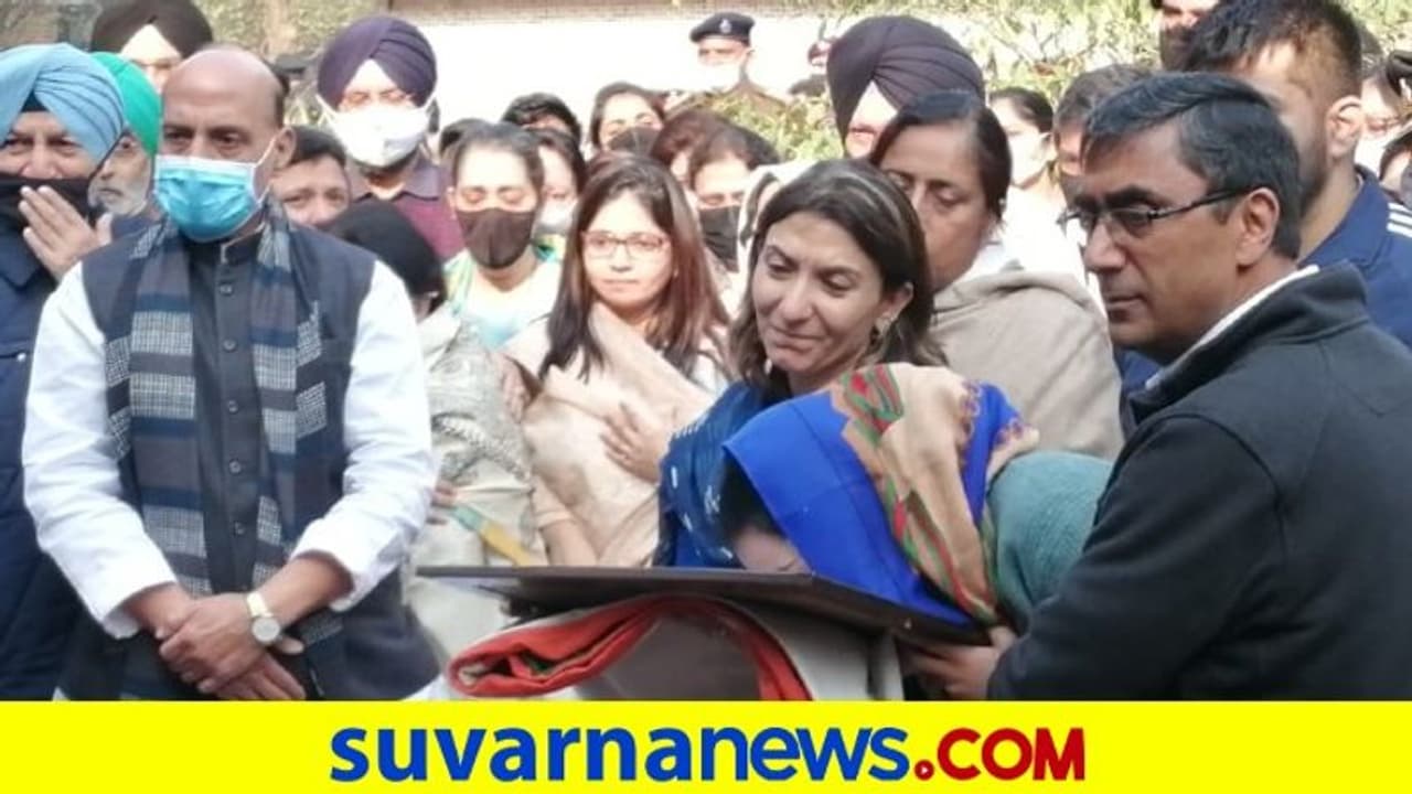 Brigadier LS Lidder Funeral: ದುಃಖಿಸದೆ ಬೀಳ್ಕೊಡುವೆ: ಹುತಾತ್ಮ ಬ್ರಿಗೇಡಿಯರ್ ಲಿಡ್ಡರ್ ಪತ್ನಿ ಭಾವುಕ ನುಡಿ Brigadier LS Lidder Funeral: ದುಃಖಿಸದೆ ಬೀಳ್ಕೊಡುವೆ: ಹುತಾತ್ಮ ಬ್ರಿಗೇಡಿಯರ್ ಲಿಡ್ಡರ್ ಪತ್ನಿ ಭಾವುಕ ನುಡಿ