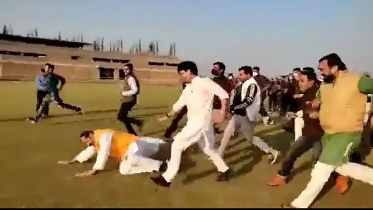 Gwalior: सिंधिया से आगे निकलने के चक्कर में गिर गए नेताजी, लोग बोले महाराज से आगे निकलोगे तो औंधे मुंह गिरोगे Gwalior: सिंधिया से आगे निकलने के चक्कर में गिर गए नेताजी, लोग बोले महाराज से आगे निकलोगे तो औंधे मुंह गिरोगे