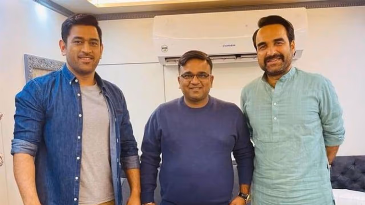 मिर्जापुर के कालीन भैया संग नजर आए MS Dhoni, एक साथ किया एड शूट, देखें फोटो मिर्जापुर के कालीन भैया संग नजर आए MS Dhoni, एक साथ किया एड शूट, देखें फोटो