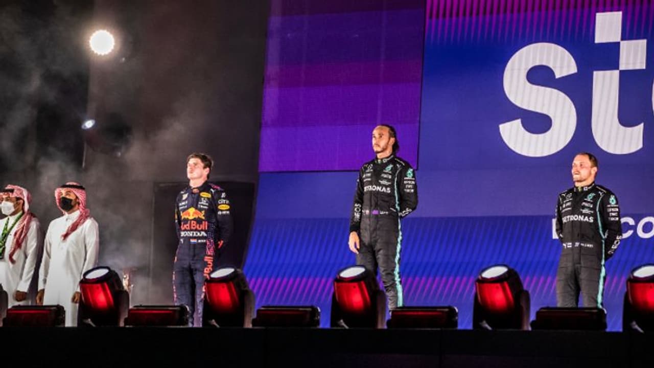 Abu Dhabi Grand Prix : ഹാമിൽട്ടനോ വെഴ്സ്റ്റാപ്പനോ; ഫോര്മുല വൺ വേഗരാജാവിനെ നാളെ അറിയാം Abu Dhabi Grand Prix : ഹാമിൽട്ടനോ വെഴ്സ്റ്റാപ്പനോ; ഫോര്മുല വൺ വേഗരാജാവിനെ നാളെ അറിയാം