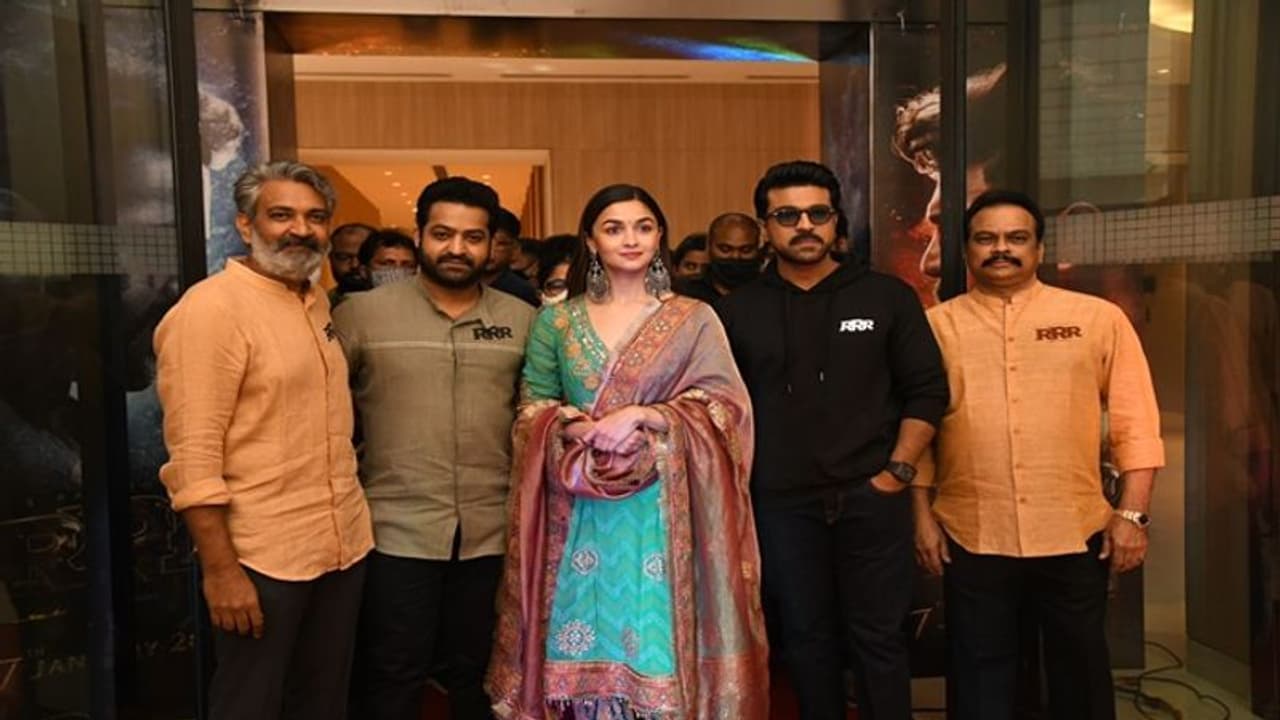 RRR Movie: టికెట్ ధరల కోసం ఎన్టీఆర్ హెల్ప్ తీసుకుంటున్న దానయ్య.. ఎందుకో తెలుసా ? RRR Movie: టికెట్ ధరల కోసం ఎన్టీఆర్ హెల్ప్ తీసుకుంటున్న దానయ్య.. ఎందుకో తెలుసా ?