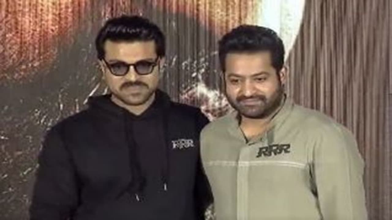 RRR: ఆ భాష ఒక్కటే ఇబ్బంది పెట్టింది... కూనీ చేస్తున్నామేమో అనిపించిందన్న తారక్... RRR: ఆ భాష ఒక్కటే ఇబ్బంది పెట్టింది... కూనీ చేస్తున్నామేమో అనిపించిందన్న తారక్...