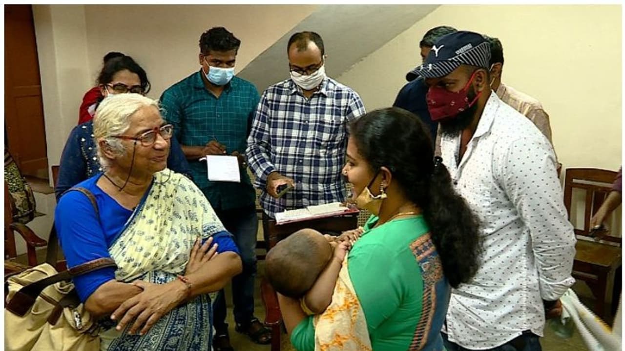 Anupama : 'ദത്ത് വിവാദത്തിൽ മുഖ്യമന്ത്രി മറുപടി പറയണം'; അനുപമയെയും കുഞ്ഞിനെയും കാണാനെത്തി മേധാ പട്കര് Anupama : 'ദത്ത് വിവാദത്തിൽ മുഖ്യമന്ത്രി മറുപടി പറയണം'; അനുപമയെയും കുഞ്ഞിനെയും കാണാനെത്തി മേധാ പട്കര്