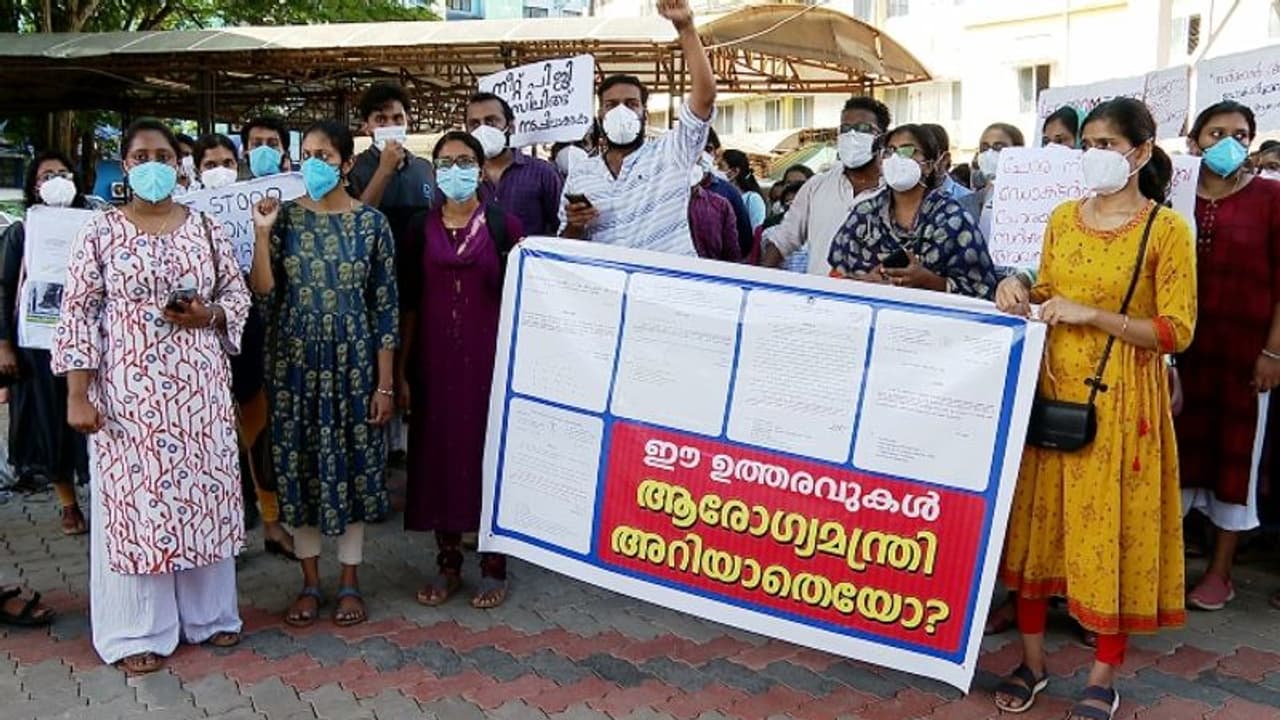 Doctors Strike : പിജി ഡോക്ടർമാരുടെ സമരം തുടരുന്നു, നിലപാട് കടുപ്പിച്ച് സർക്കാർ, വിട്ടു കൊടുക്കാതെ സമരക്കാർ Doctors Strike : പിജി ഡോക്ടർമാരുടെ സമരം തുടരുന്നു, നിലപാട് കടുപ്പിച്ച് സർക്കാർ, വിട്ടു കൊടുക്കാതെ സമരക്കാർ