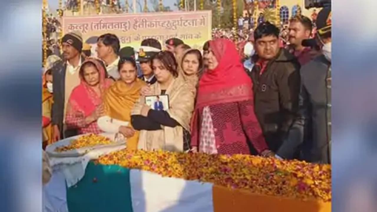 नमन तुम्हें हे वीर: शहीद कुलदीप सिंह की नम आंखों से विदाई, चिता जलते ही पत्नी चीखते हुए बोली I LOVE YOU कुलदीप नमन तुम्हें हे वीर: शहीद कुलदीप सिंह की नम आंखों से विदाई, चिता जलते ही पत्नी चीखते हुए बोली I LOVE YOU कुलदीप