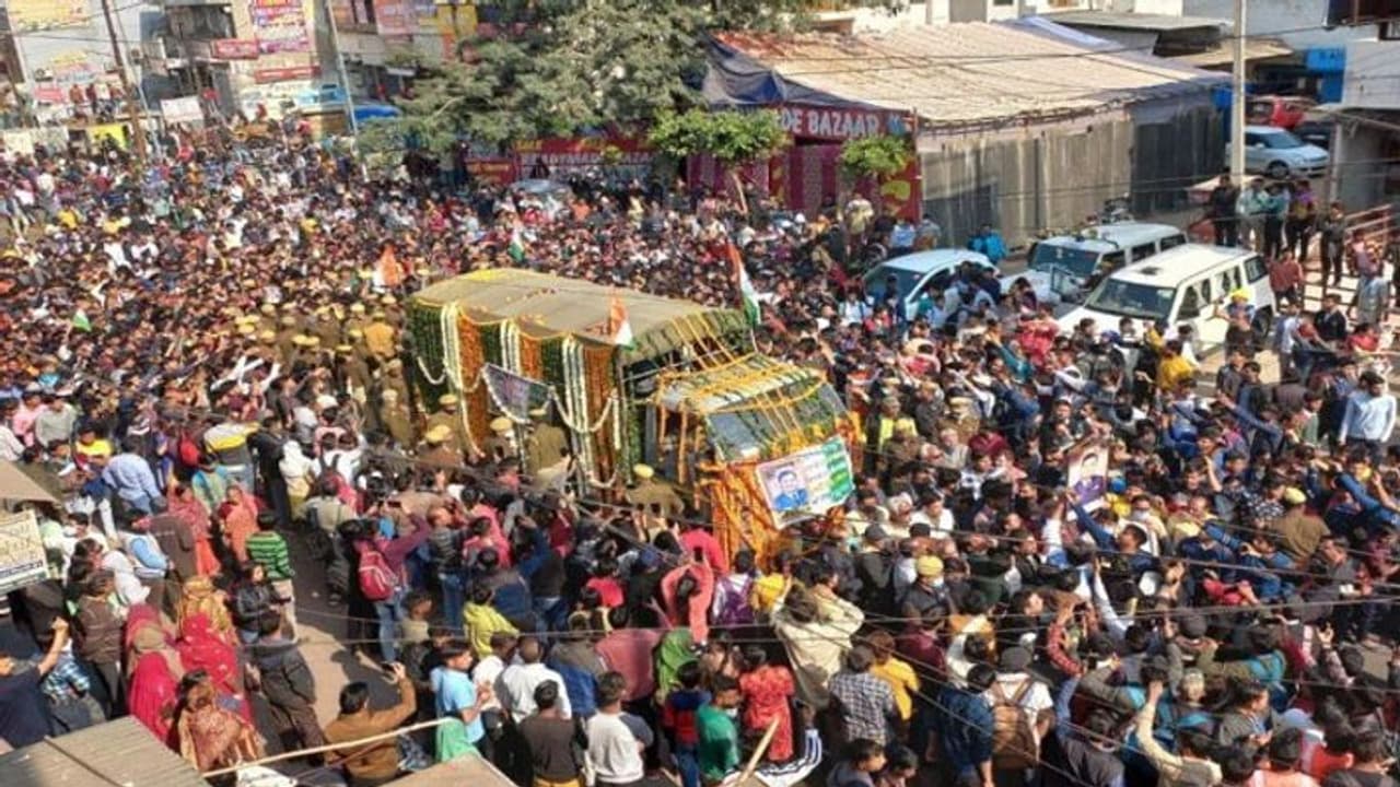 Helicopter Cresh में शहीद हुए विंग कमांडर पृथ्वी सिंह हुए पंचतत्व में विलीन, मासूम बच्चों ने दी मुखाग्नि Helicopter Cresh में शहीद हुए विंग कमांडर पृथ्वी सिंह हुए पंचतत्व में विलीन, मासूम बच्चों ने दी मुखाग्नि