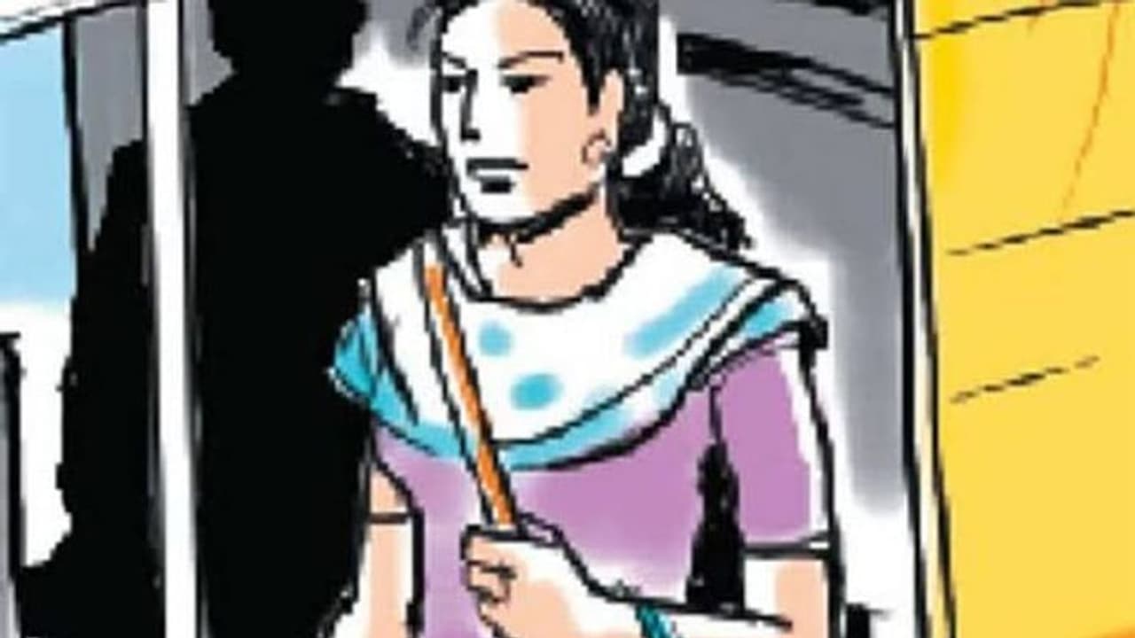 Aligarh: मनचलों की छेड़छाड़ से परेशान छात्रों ने चलते टेंपो से छलांग, घायल अवस्था में अस्पताल में हुई भर्ती Aligarh: मनचलों की छेड़छाड़ से परेशान छात्रों ने चलते टेंपो से छलांग, घायल अवस्था में अस्पताल में हुई भर्ती