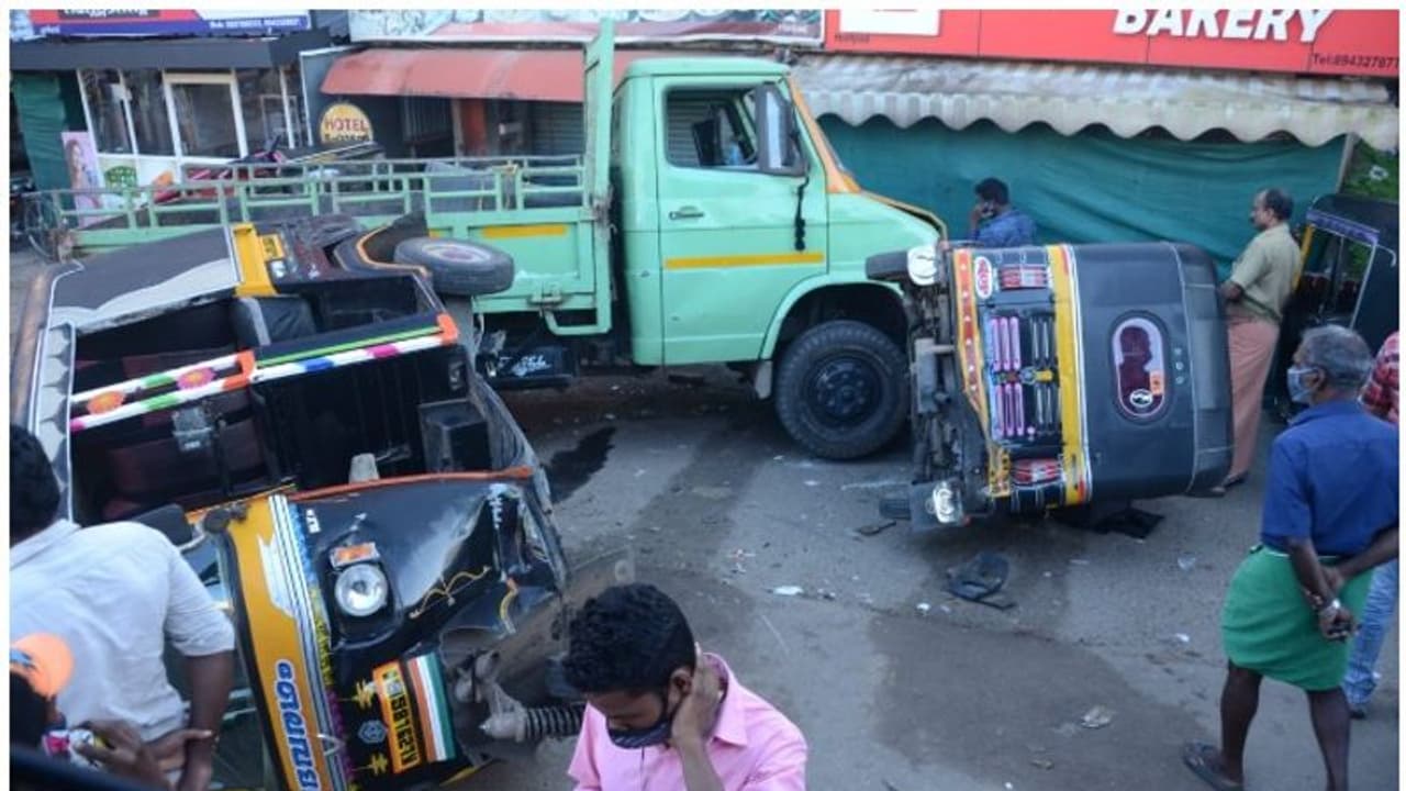 Accident : നിയന്ത്രണംവിട്ട മിനിലോറി ഓട്ടോ സ്റ്റാന്ഡിലേക്ക് ഇടിച്ചുകയറി ഏഴു പേര്ക്ക് പരിക്ക് Accident : നിയന്ത്രണംവിട്ട മിനിലോറി ഓട്ടോ സ്റ്റാന്ഡിലേക്ക് ഇടിച്ചുകയറി ഏഴു പേര്ക്ക് പരിക്ക്