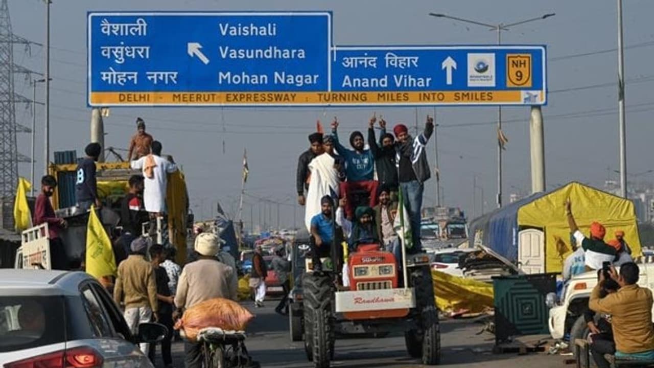 பிரியா விடை கொடுத்து கிளம்பும் விவசாயிகள்.. விமானம் மூலம் மலர் தூவி வரவேற்பு பிரியா விடை கொடுத்து கிளம்பும் விவசாயிகள்.. விமானம் மூலம் மலர் தூவி வரவேற்பு